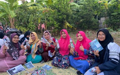 Kolaborasi Kreatif: Mahasiswi KKN Undip dan Ibu-Ibu PKK Desa Pondok Sulap Sampah Plastik Jadi Kursi EcoBrick yang Inspiratif